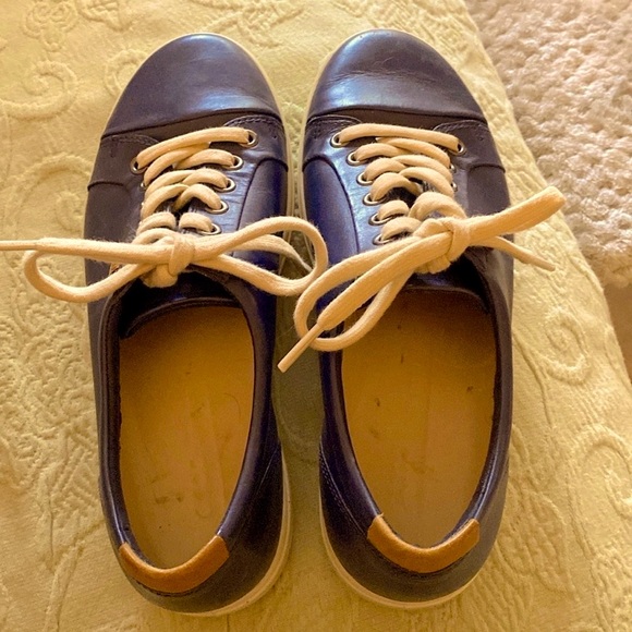 Navy Blue ECCO Leather sneakers. Size39EU/8US. Slight scuff on upper right shoe - Picture 2 of 16